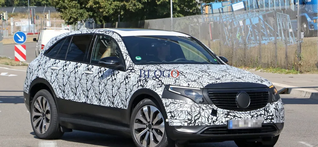 Mercedes EQ C: foto spia degli interni