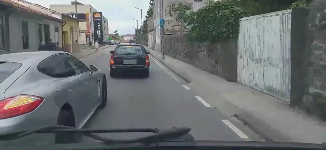 Guida la Porsche Panamera con impazienza e viene tamponato [Video]