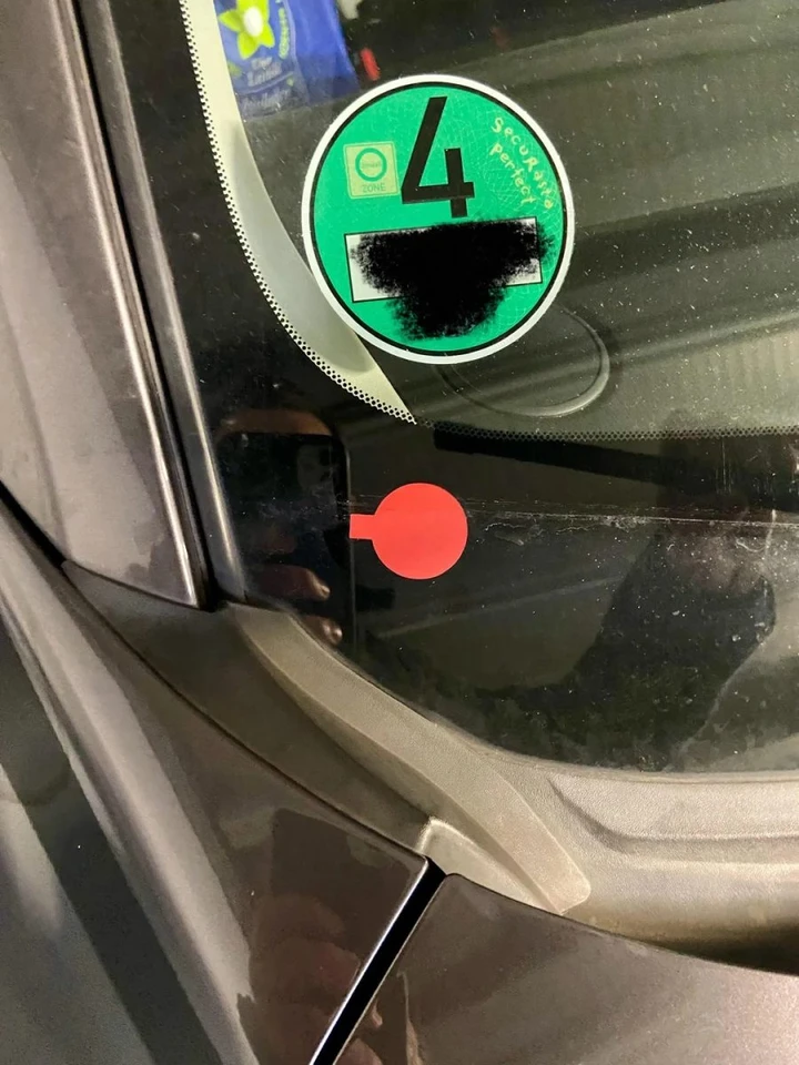 Un bollino rosso sul parabrezza può costarti l’auto: in Germania rischi anche 100.000 euro