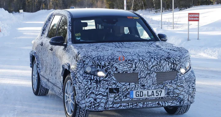 Mercedes EQB: foto spia sulla neve