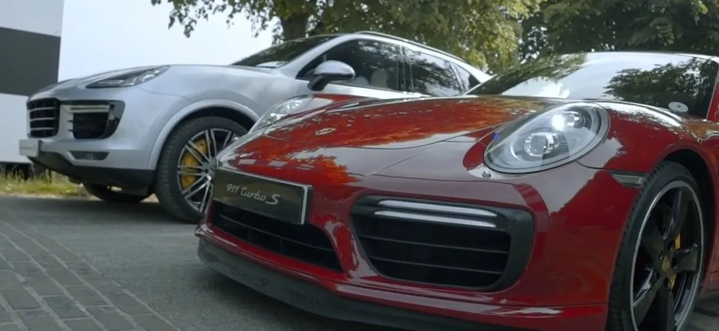 Porsche Cayenne Turbo S contro 911 Turbo S a Goodwood [Video]