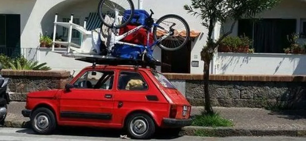 La Fiat 126 caricata all'inverosimile