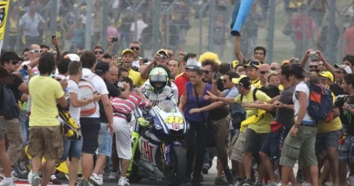 Foto del giorno: Assalto a Valentino Rossi