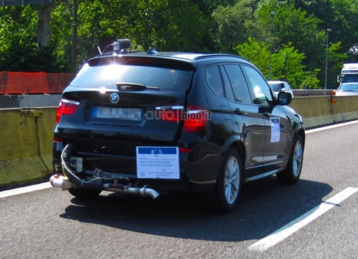 BMW X3: foto spia di uno strano esemplare