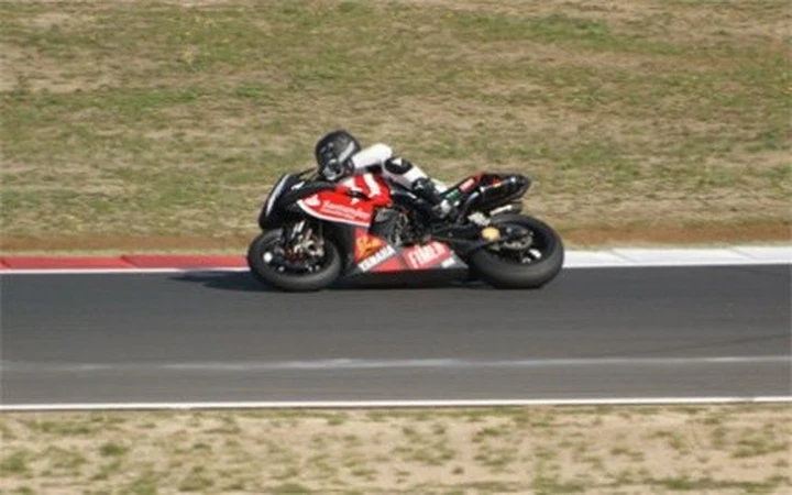 Guintoli prova l'R1 di Haga, sarà lui il pilota Yamaha del futuro?