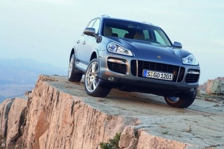 Porsche Cayenne: richiamo per i condotti del carburante