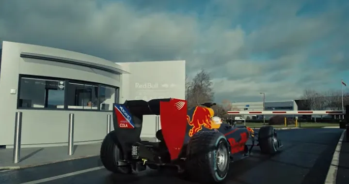 Verstappen va al lavoro con... la Red Bull RB7 [Video]