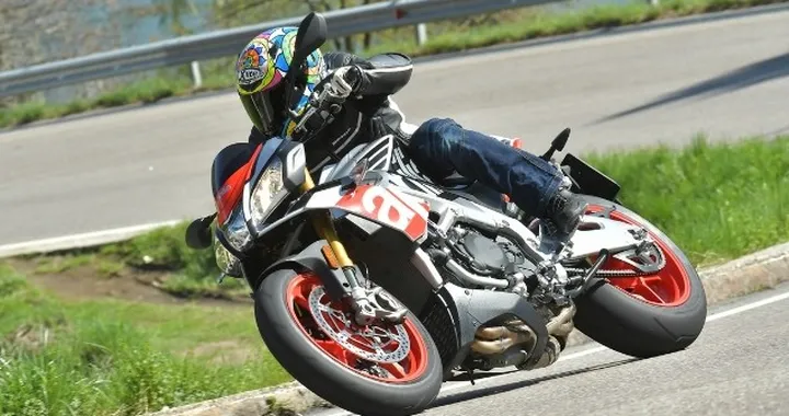 Aprilia Tuono V4 1100 Factory M.Y. 2017: prima prova