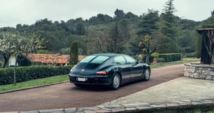 Una delle sole tre Bugatti EB112 mai prodotte è stata battuta all’asta per 2 milioni