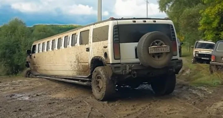 L'Hummer H2 Limousine non rinuncia al fuoristrada [Video]