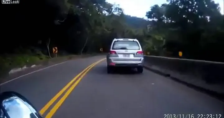 Scooter invade corsia e falcia motociclista