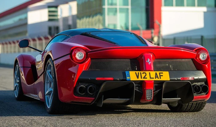 Va all'asta la targa V12 LAF