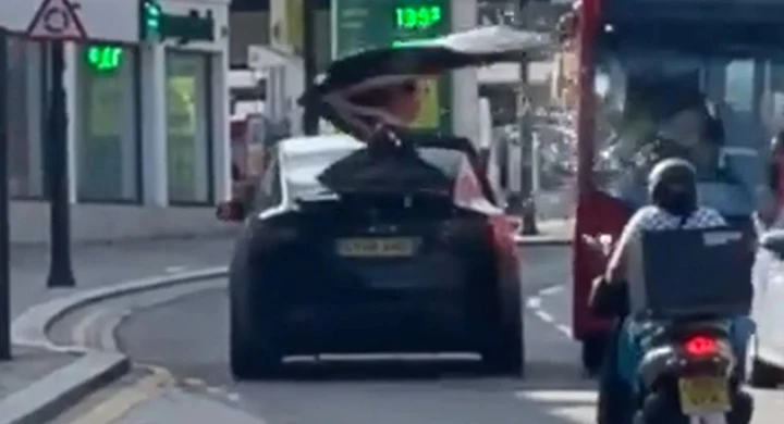 Tesla Model X: con la portiera aperta colpisce un bus [Video]