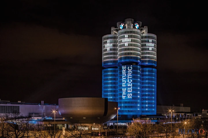 BMW Group: la sede di Monaco illuminata come una pila [Video]