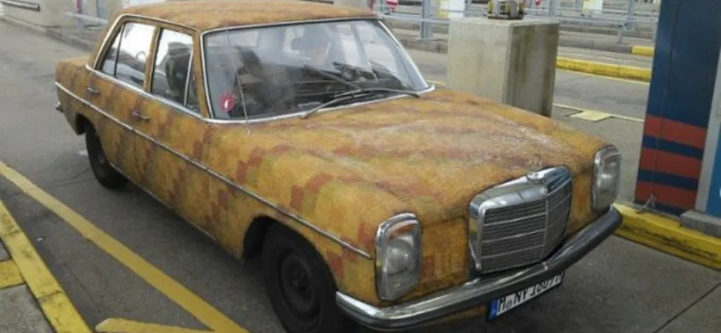 Mercedes: una w115 ricoperta da orsetti Haribo!