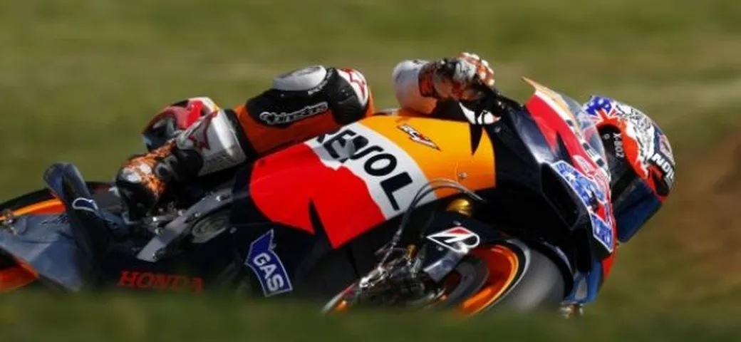 MotoGP, qualifiche infuocate: Honda fa (quasi) il pieno con Pedrosa, Stoner, Dovizioso. Si difendono le Ducati con Hayden e Rossi combattivi