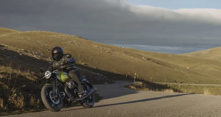 Moto Guzzi V7 2025: evoluzione di un'icona italiana senza tempo