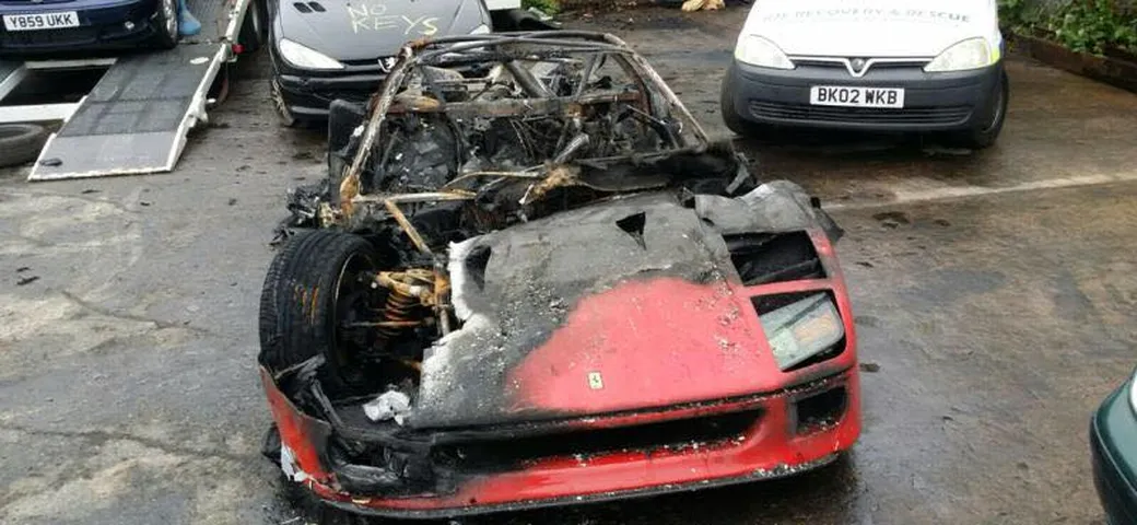 Ferrari F40 in fiamme dopo il restauro