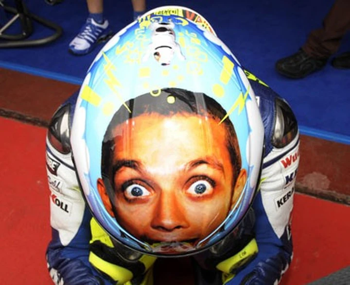 Rossi al Mugello con un casco 