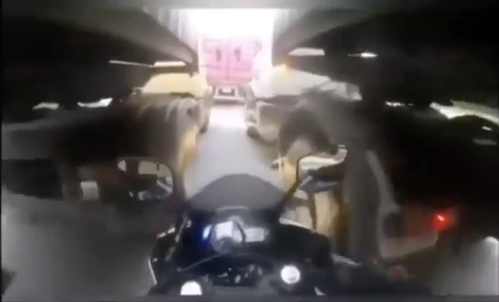 Video: tenta il sorpasso fra due camion, ma cade e la moto rimane schiacciata