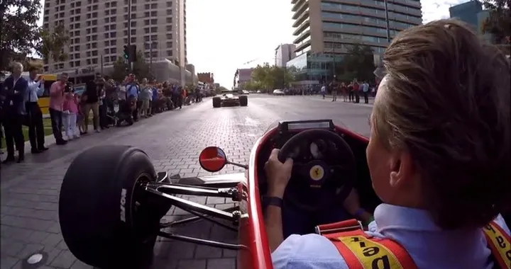 Video: Ferrari di Formula 1 sulle strade dell'Australia
