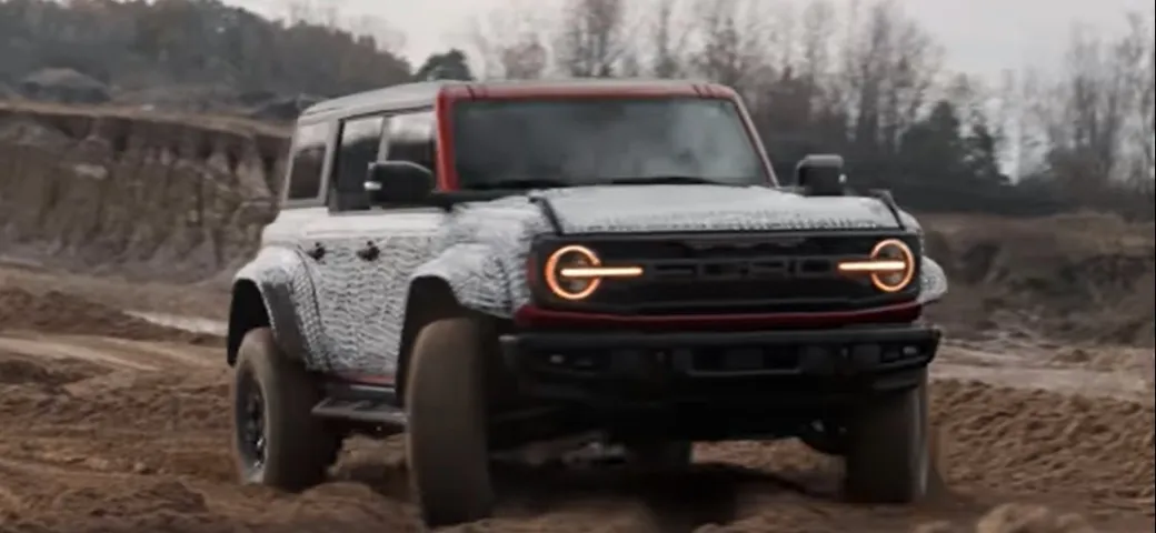 Ford Bronco Raptor: che show sulla sabbia! [Video]