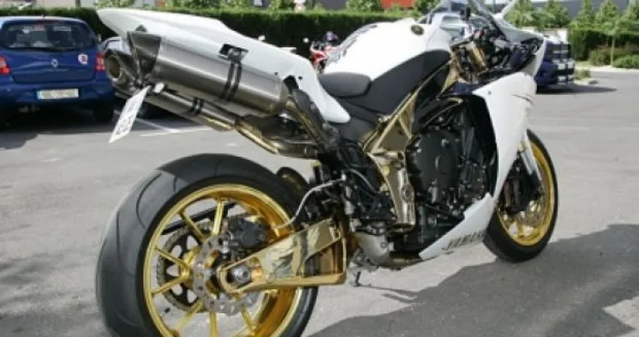 Una Yamaha R1 in oro 24 carati da 80.000 euro