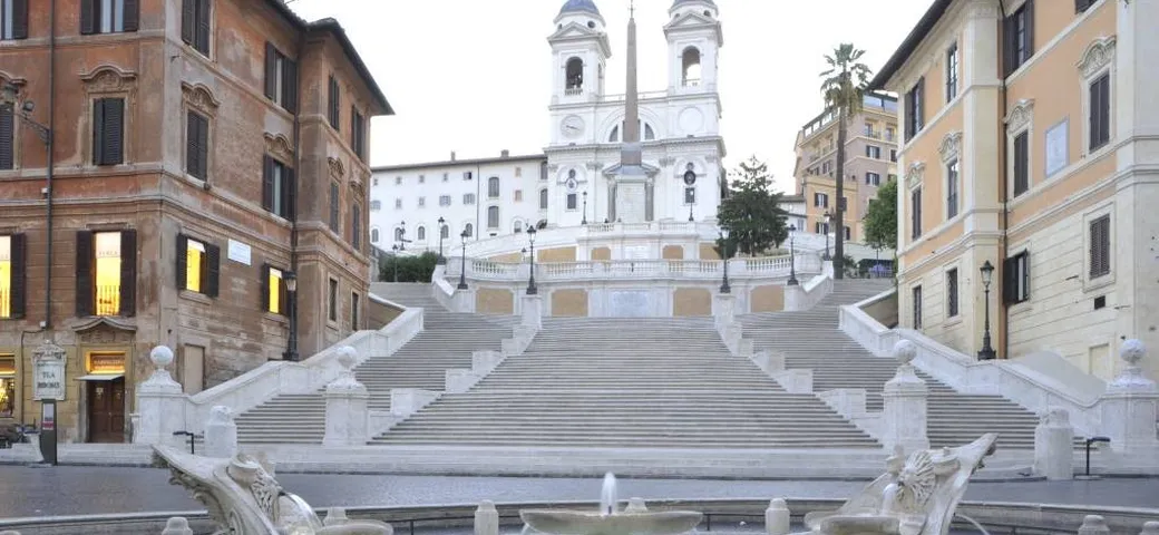 Roma, danneggia Trinità dei Monti scendendo con una Maserati