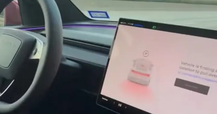 Tesla, il Robotaxi chiede al passeggero di uscire in marcia: follia