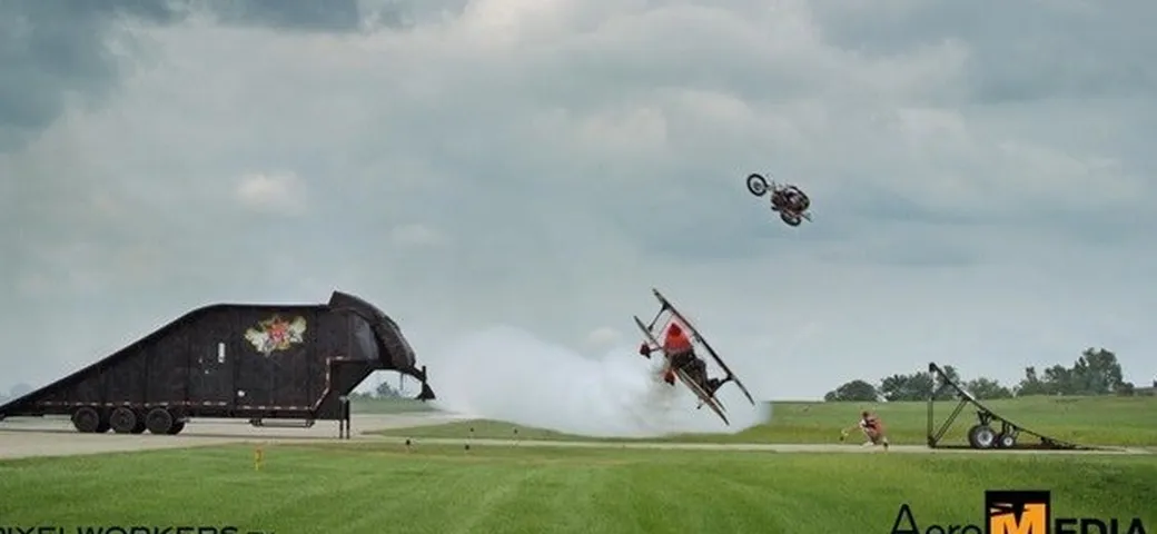 Moto salta sopra aereo in volo [Video]