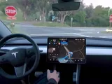 Tesla, giovane ubriaco si addormenta con l'Autopilot e blocca il traffico in galleria