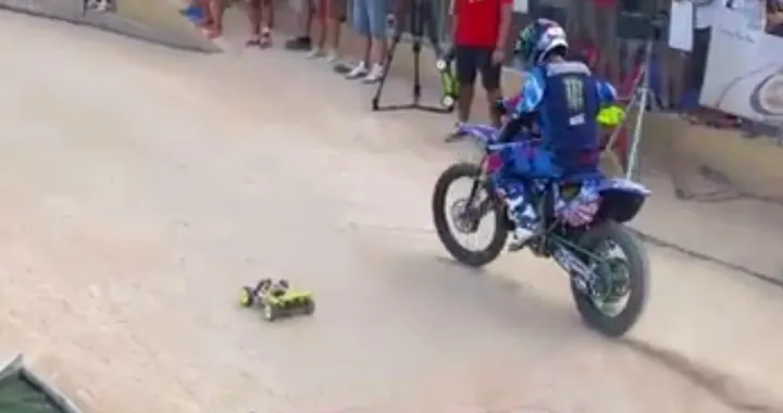 Sfida moto contro automodello radiocomandato [Video]