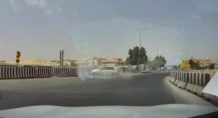 Dal karma una lezione immediata per un automobilista [Video]