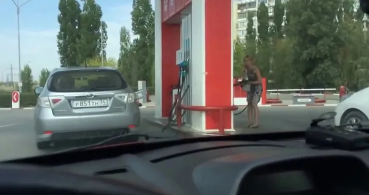 Due donne alla pompa di benzina