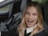 Che auto guida Margot Robbie: la collezione della star del cinema