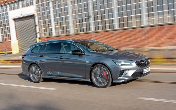 Opel Insignia 2021: prezzi, motori, allestimenti