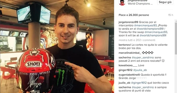 Lorenzo riceve in dono un casco da Marquez