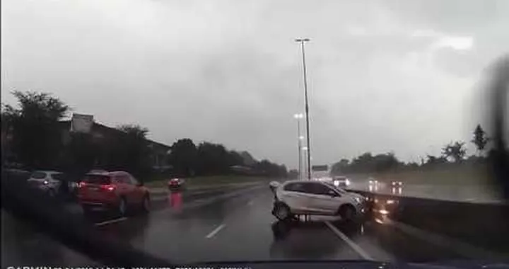 Mercedes SLS: incidente per aquaplaning in autostrada [Video]