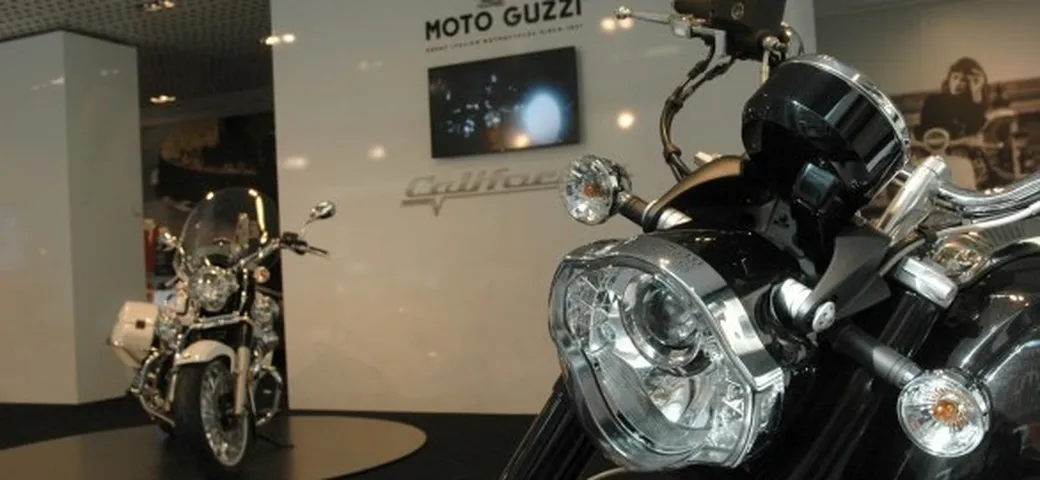 Vespa 946 e Moto Guzzi California 1400 esposte allo Spazio Broletto