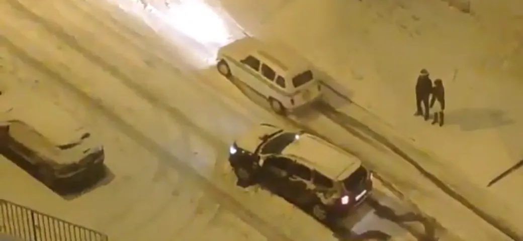 Neve in Spagna: la vecchia Renault 4 batte il SUV moderno
