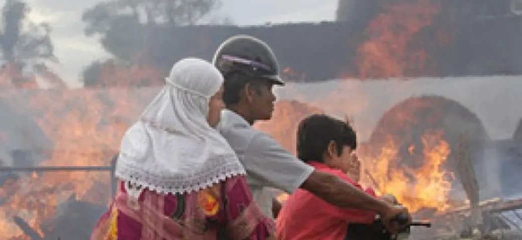 Indonesia: donne in moto ma non a cavalcioni