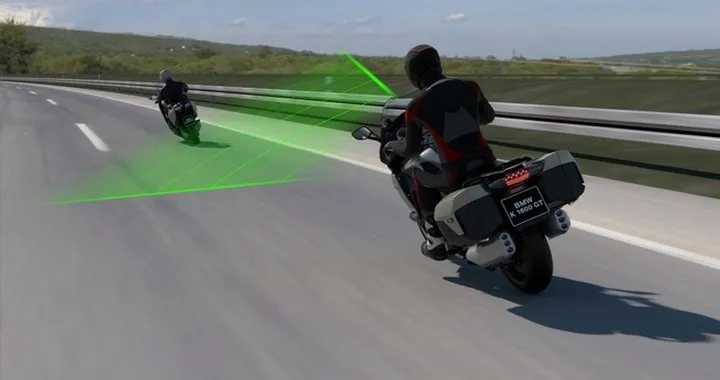 BMW presenta l'Active Cruise Control per moto