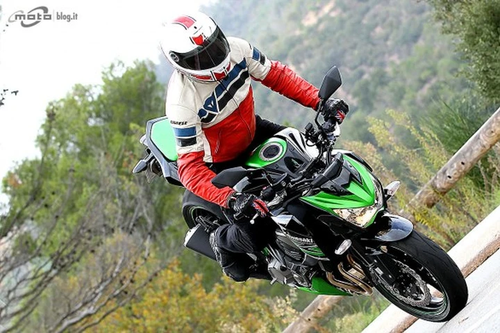 Kawasaki: importante richiamo per la Z800 ABS e la Ninja 300 ABS