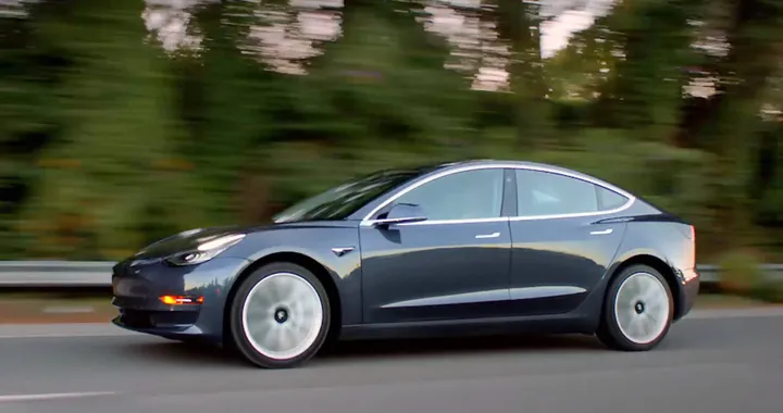 Tesla Model 3: produzione di nuovo ferma a causa dei robot