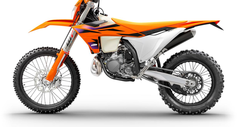 KTM EXC 2024 la moto da enduro si aggiorna con tante novita interessanti FOTO