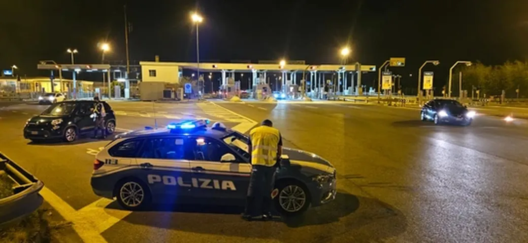 Sorpreso con otto passeggeri a bordo di un'auto piccola: fermato e multato