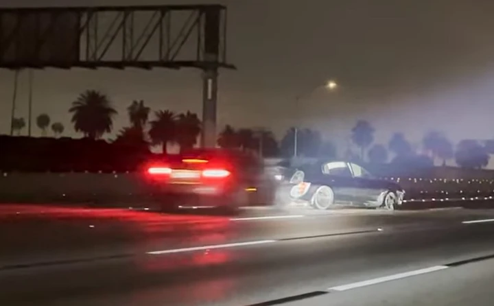 Spaventoso incidente in autostrada: il tamponamento multiplo è inevitabile [Video]