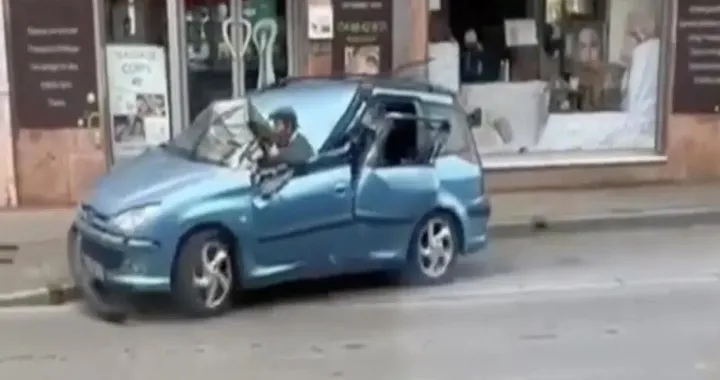 Circola con un'auto distrutta, mettendo la testa fuori dalla carrozzeria