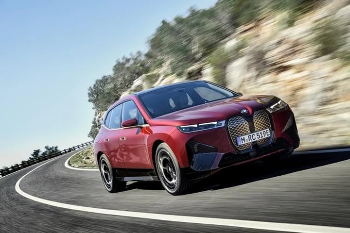 Bmw iX: prova, prezzo, motori, dimensioni, interni