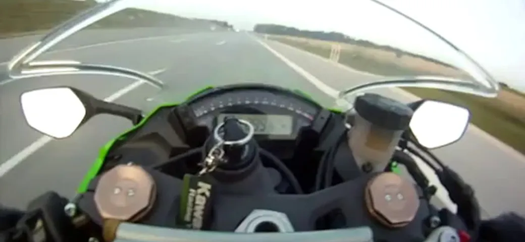 Ninja 1000 a 300 kmh sullAutobahn superata da una Audi RS6